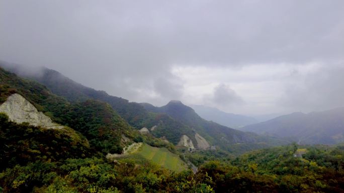 雨雾缭绕的山峰