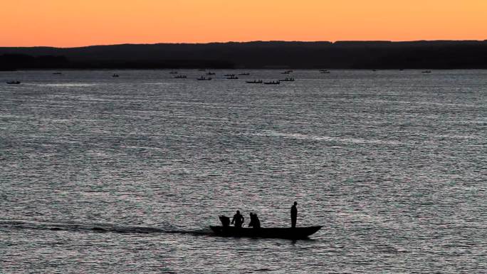 乌苏里江打渔船