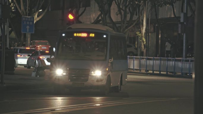 夜晚车水马龙公交车出租车