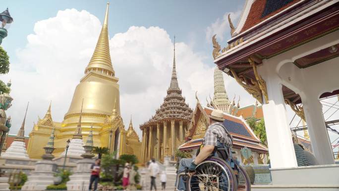 曼谷概念轮椅旅游地标。亚洲男性游客泰国曼谷Wat Phra Keao大皇宫游客