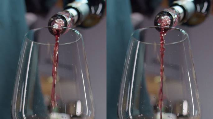 慢动作红酒倒入玻璃杯