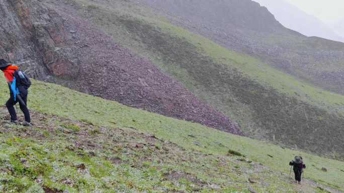 四川甘孜攀登那玛峰登山者在冰雹中前行