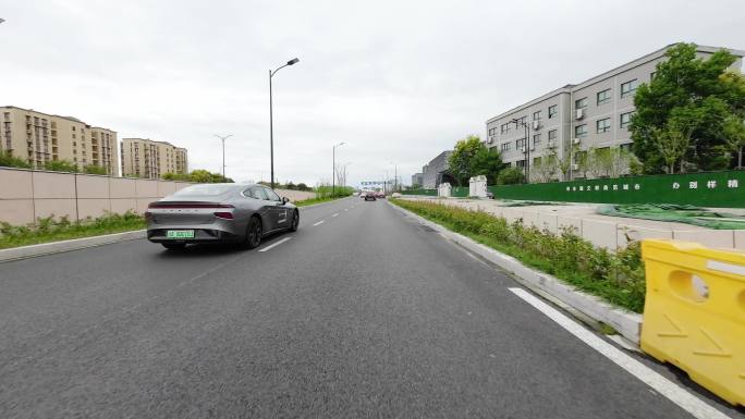 驾车开车乘车行驶在城市道路上第一视角