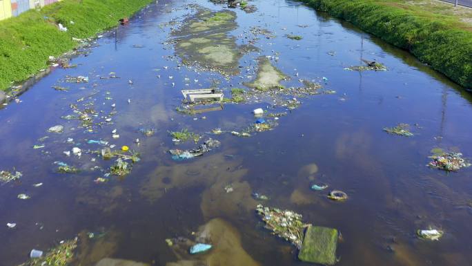 4k视频无人驾驶飞机拍摄的一条被污染的河流中充满了各种废物