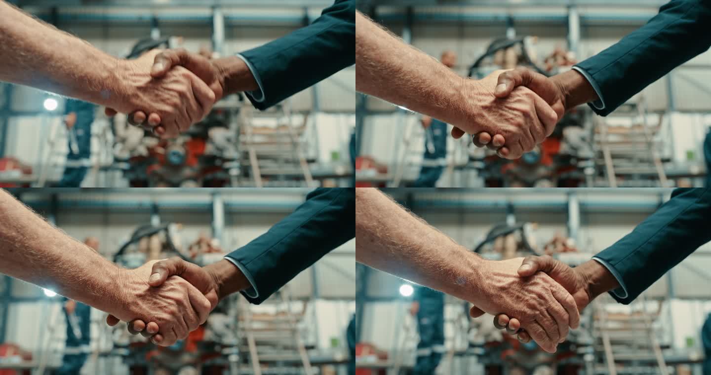 老板雇佣、欢迎或祝贺技工在工厂取得的成就。两名男子在工业设施中握手。工程师和商人在车间握手并达成协议