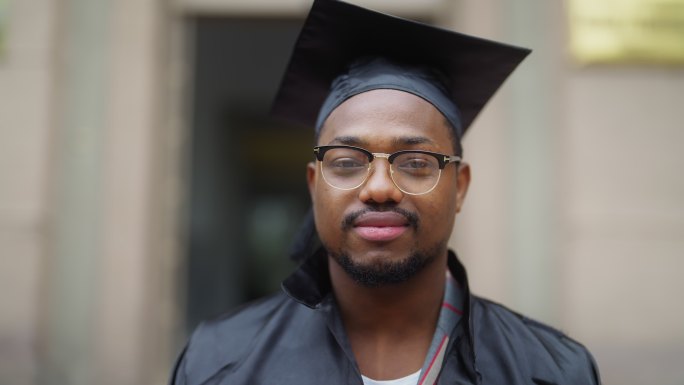 黑人学生庆祝毕业毕业照