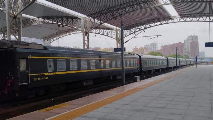 吉林省吉林站出站的列车