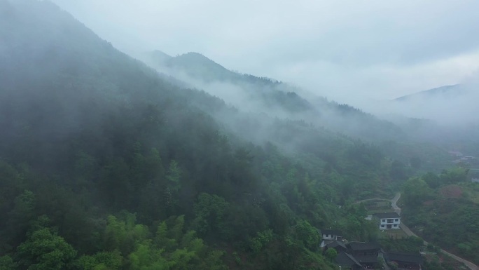 航拍烟雨缥缈的山村