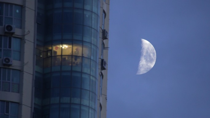 楼房窗前和弯弯的月亮