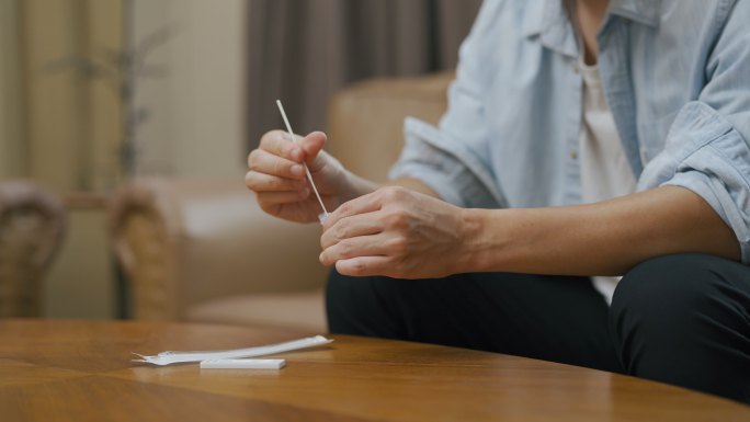 亚洲男性使用抗原检测试剂盒