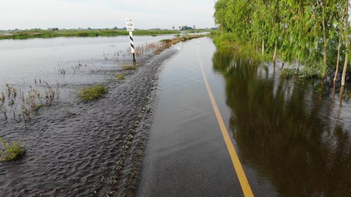 泰国被洪水淹没的道路