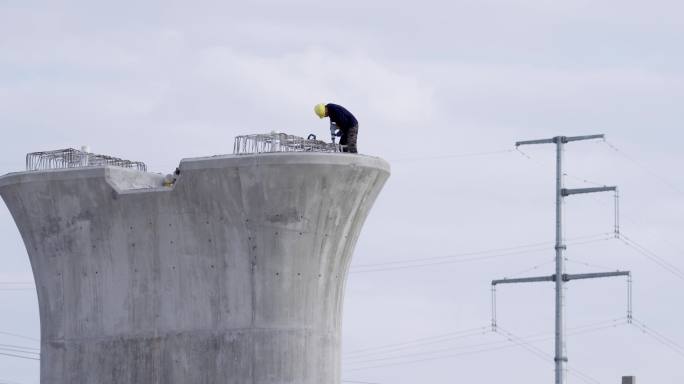 建设中的铁路高架桥