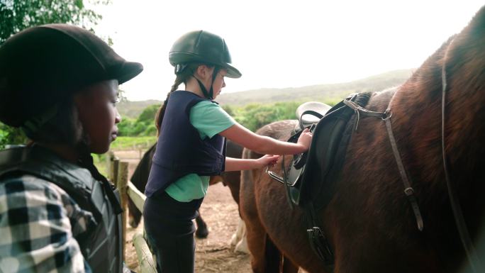 在农村围场学习调整马镫的女孩