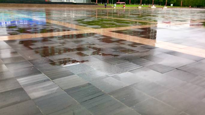 公园 广场 阴天 小雨