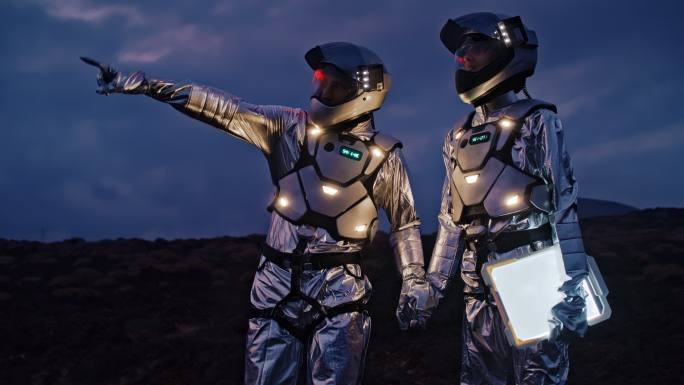穿着未来主义套装的宇航员在新行星上寻找带照明平板的路线