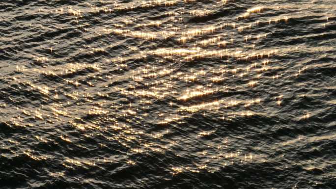 金色波光粼粼的海平面