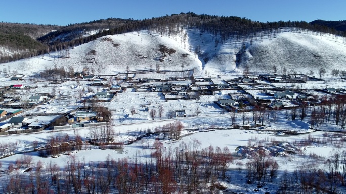 航拍大兴安岭下雪后山村人家