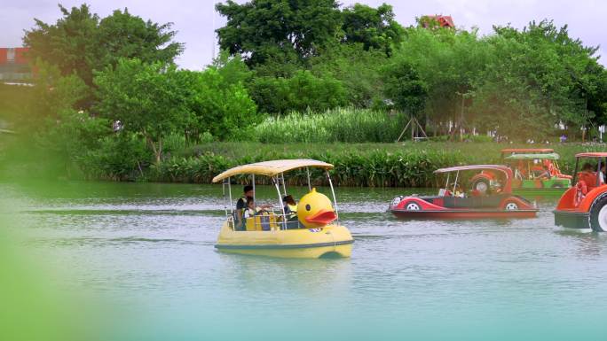 公园划船 幸福生活