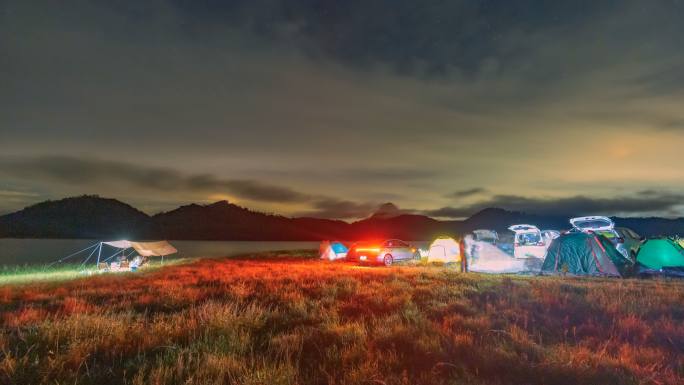 湖边草地晚上搭帐篷露营延时