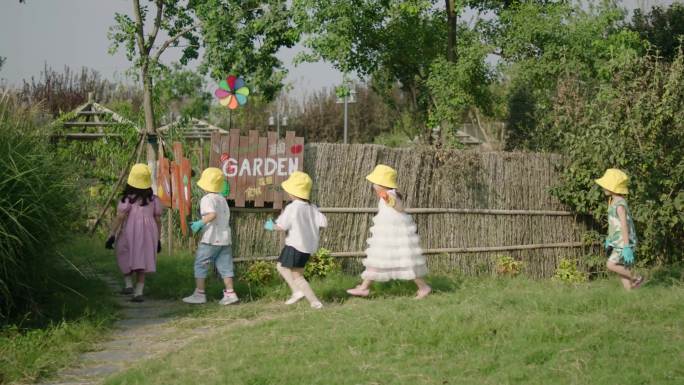 一群小朋友在儿童乐园奔跑嬉戏
