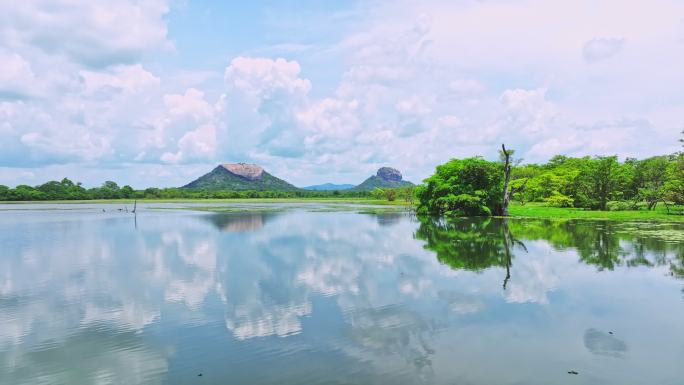 飞越湖面，穿过Pidurangala岩石和Sigiriya寺庙