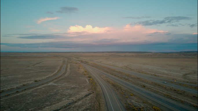 黄昏时分，在犹他州沙漠的公路上行驶的时间流逝的半卡车