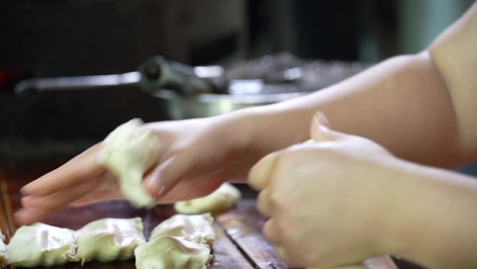 传统油酥火烧制作