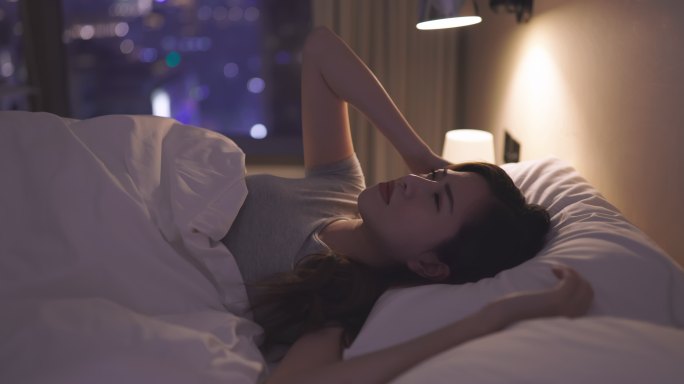 亚洲女性失眠头痛酒店头发瘙痒