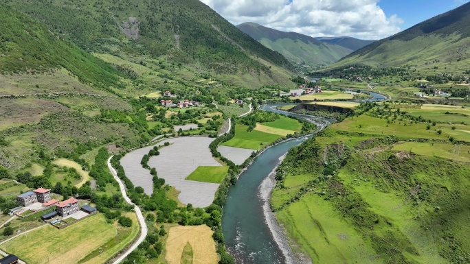 航拍四川甘孜新都桥甲根坝田园风光