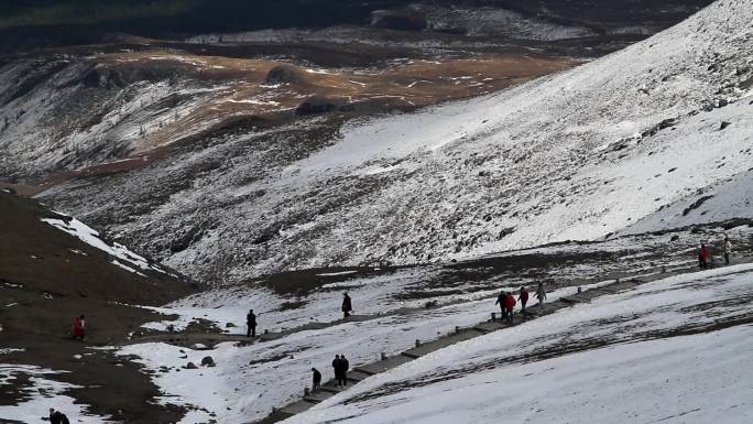 长白山山巅登山的游人