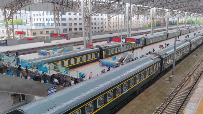 吉林省吉林站上下客的火车。