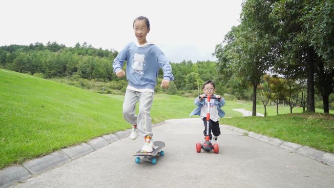 小孩户外玩耍嬉戏滑板车运动姐弟追逐打闹