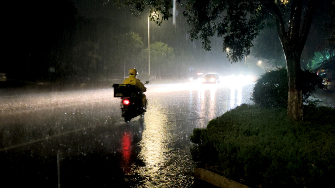 原创晚上暴雨街景实拍