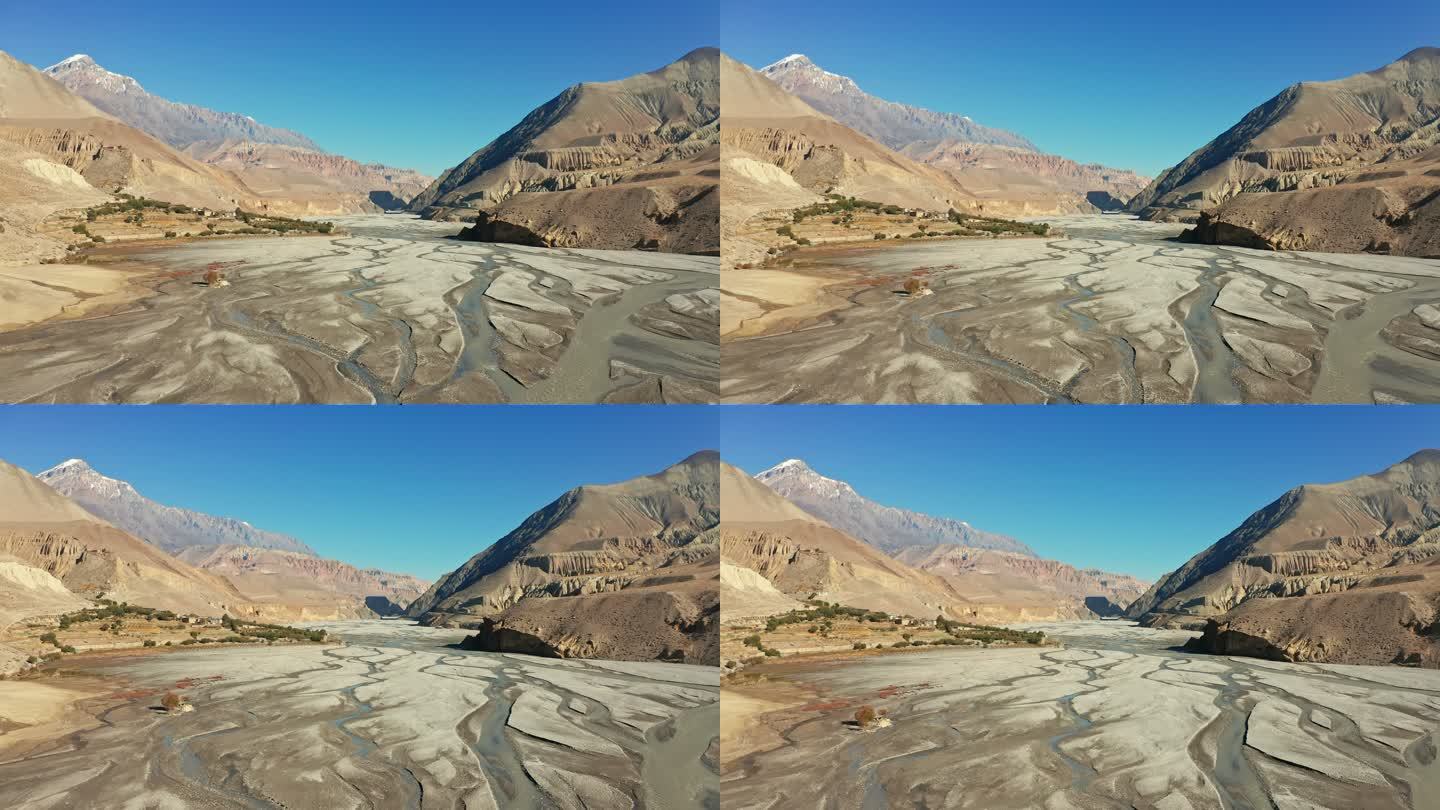尼泊尔卡利甘达基河床上的高角度和广角视图