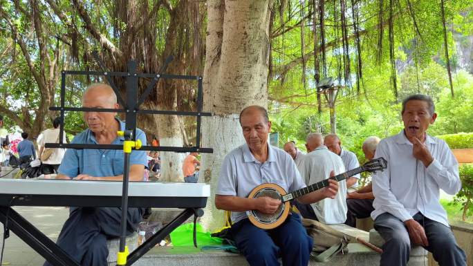 老年人休闲娱乐公园合奏唱歌弹琴
