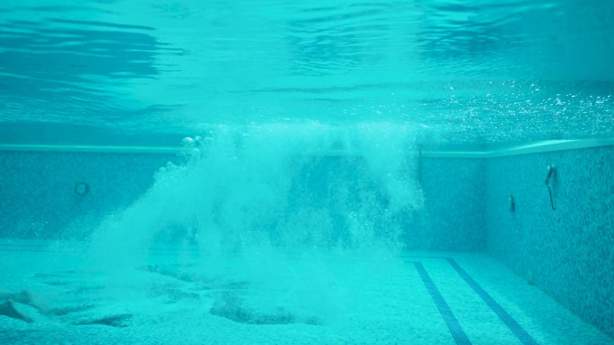 女游泳运动员跳入游泳池