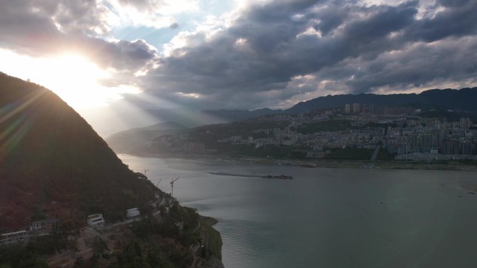 透过山峰的夕阳江面延时摄影