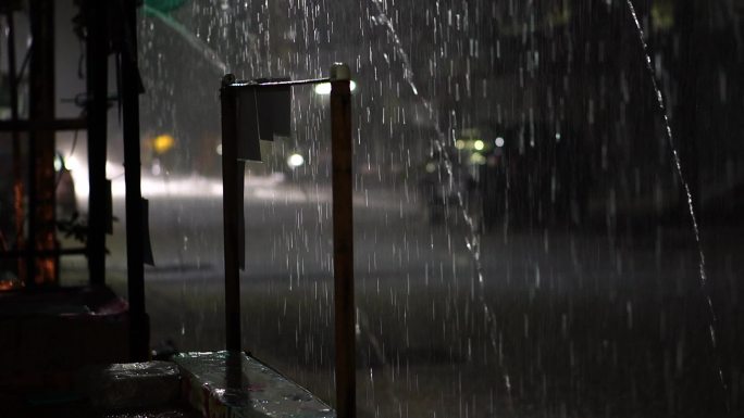 雷雨夜大雨大雨雨夜暴雨街道