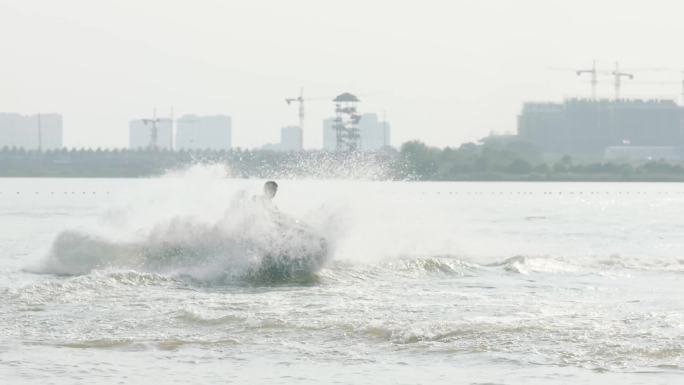 游客在湖面玩水上摩托