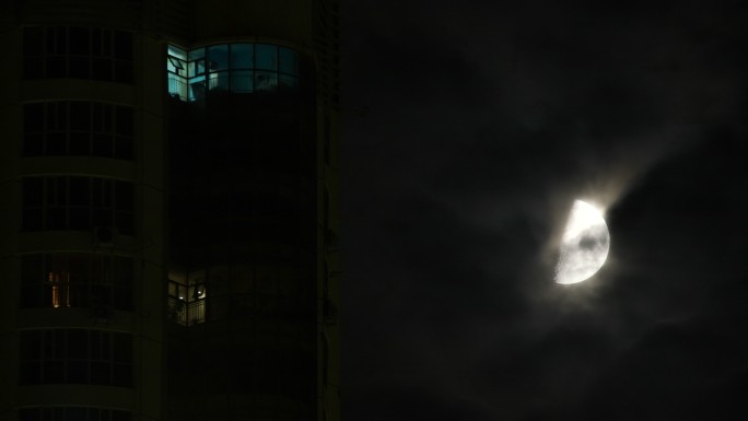 楼房窗前月亮