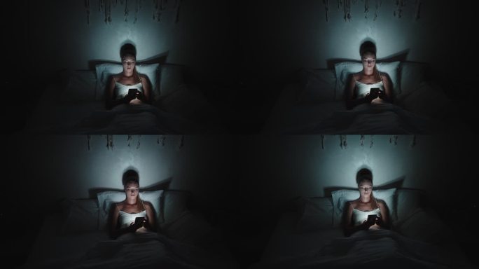 女人晚上在床上用手机