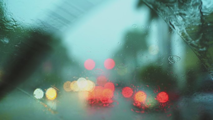 在佛罗里达州迈阿密的热带风暴中，在暴雨中驾驶。