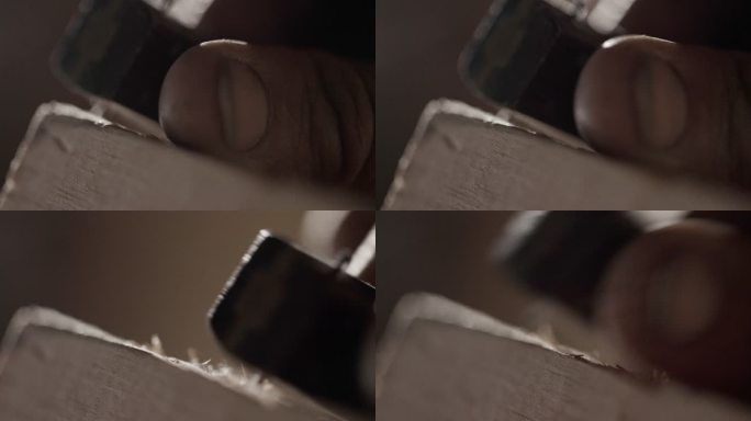 一名白人男性木匠在车间用刻痕规刻划一块木头的手的特写镜头