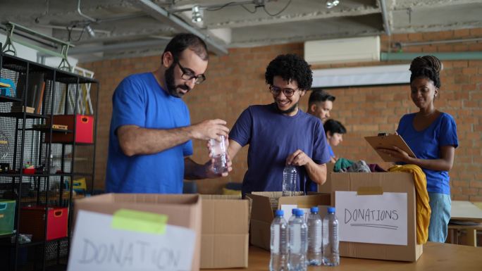 志愿者在慈善捐赠中心安排水瓶