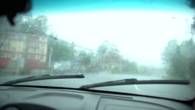 雨天开车 倒车镜 雨刷