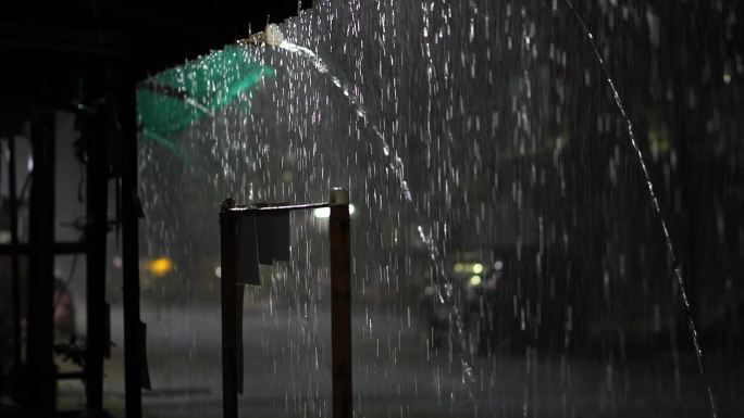 雷雨夜大雨下雨房屋滴雨夜晚降雨