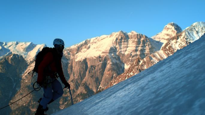 LD SLO MO登山者登上陡峭的雪坡