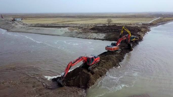 航拍黄河截流挖机在施工