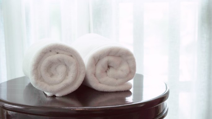 酒店房间床上的白毛巾