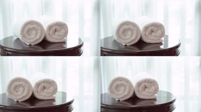 酒店房间床上的白毛巾